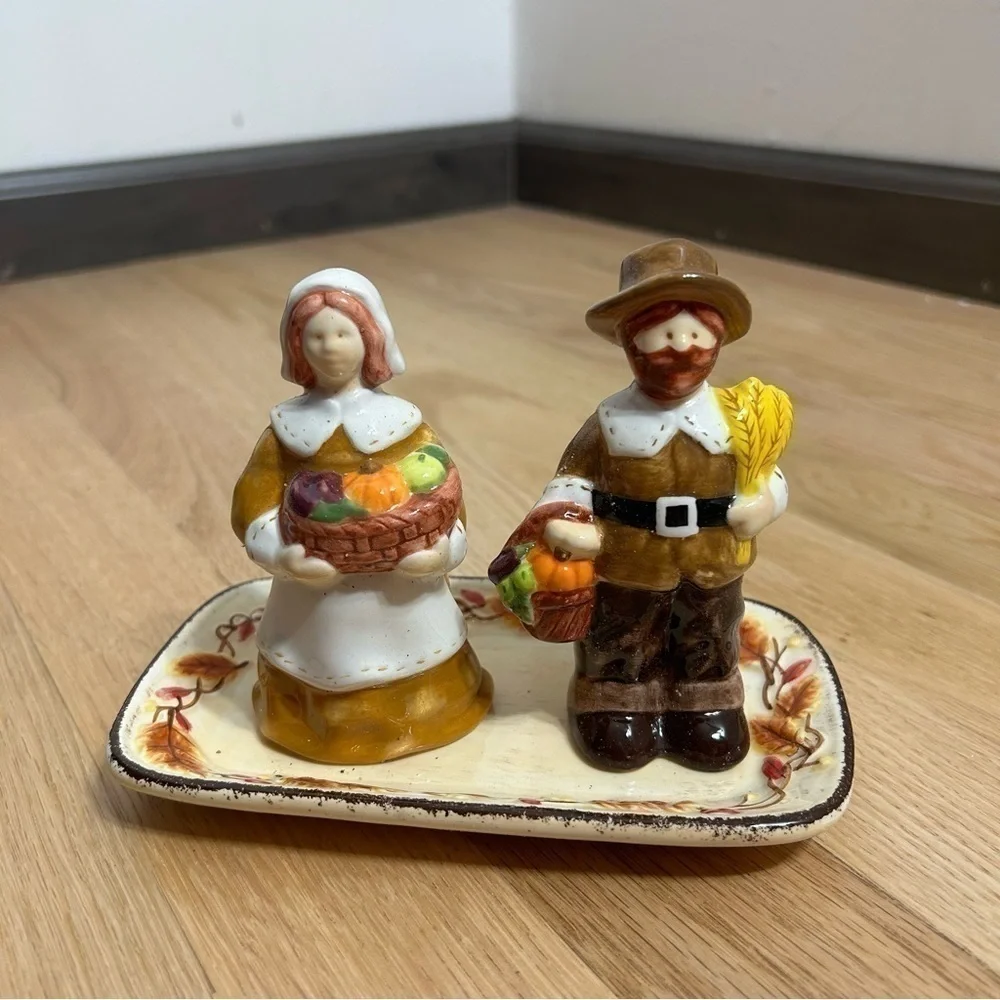 Pilgrim Salt & Pepper Shaker Set Bella Casa Ganz Vintage Ceramic Thanksgiving